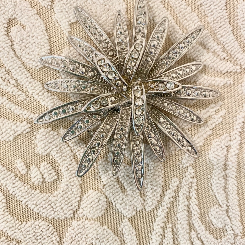 Vintage marcasite crystal silver chrysanthemum brooch - Picture 2 of 3